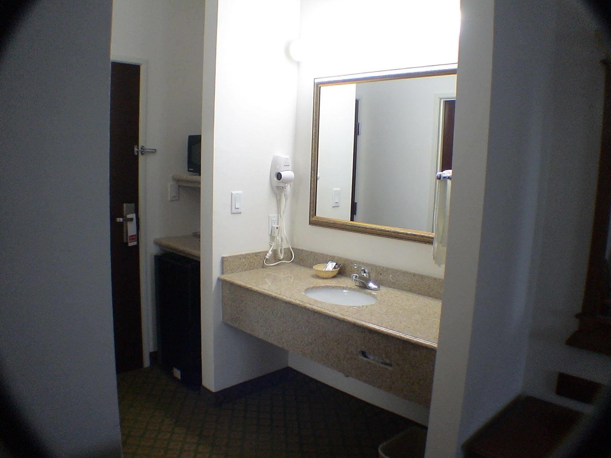 Budget Host Inn And Suites Cameron Esterno foto