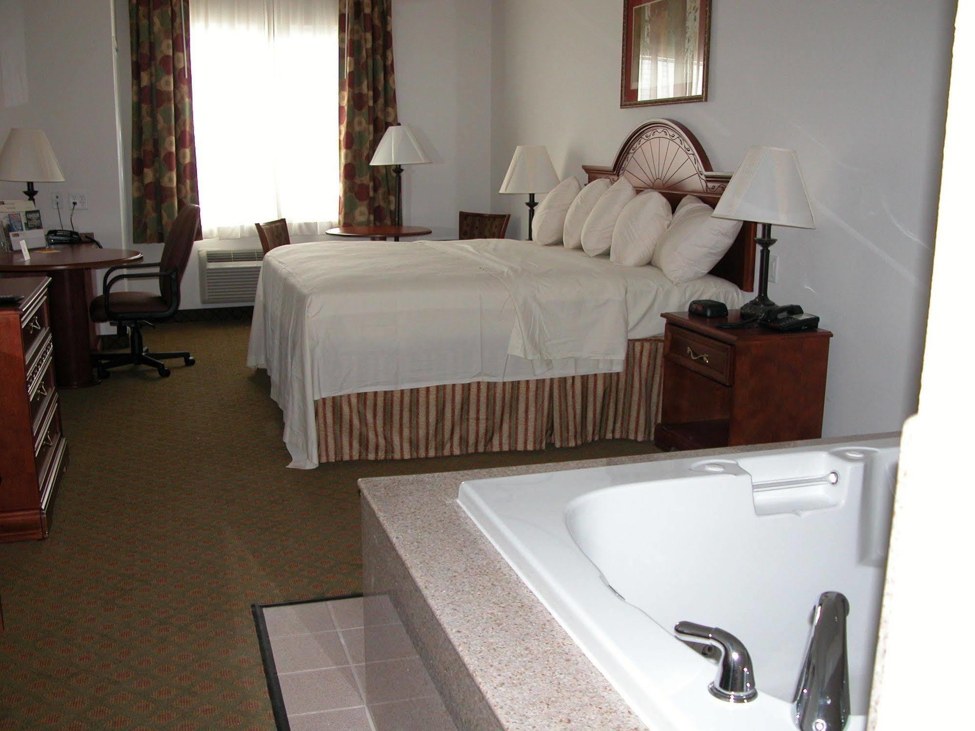 Budget Host Inn And Suites Cameron Esterno foto