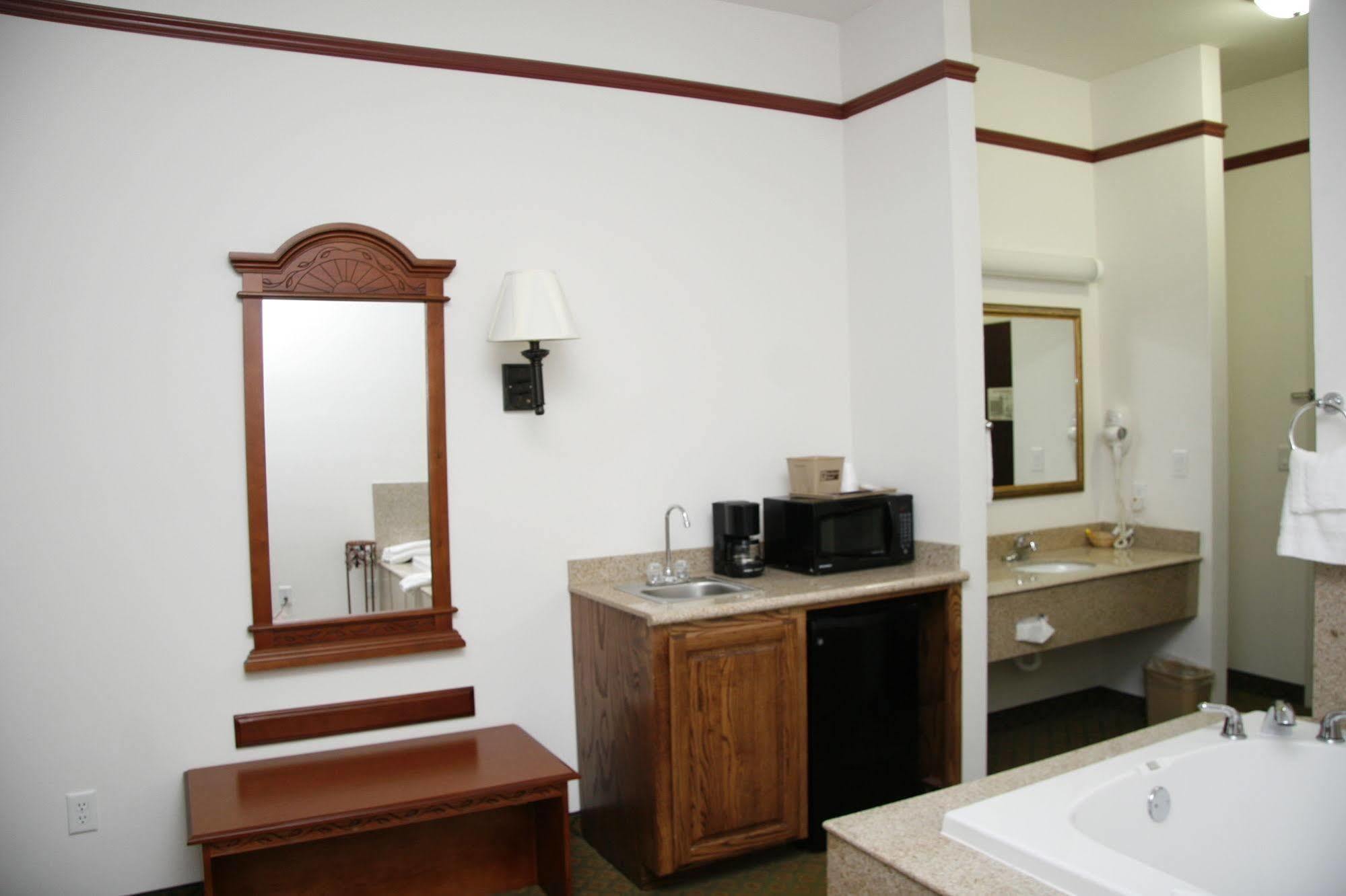 Budget Host Inn And Suites Cameron Esterno foto